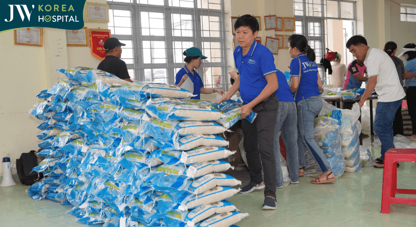 bác sĩ Tú Dung chuẩn bị gạo phát cho bà con