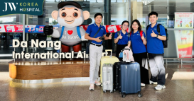 Bác sĩ Tú Dung cùng đoàn hỗ trợ Bệnh viện JW đã có mặt tại sân bay ra miền Trung cứu trợ