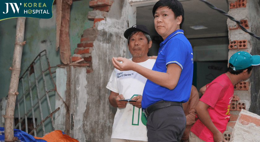 Bác sĩ Tú Dung đến thăm nhà người dân