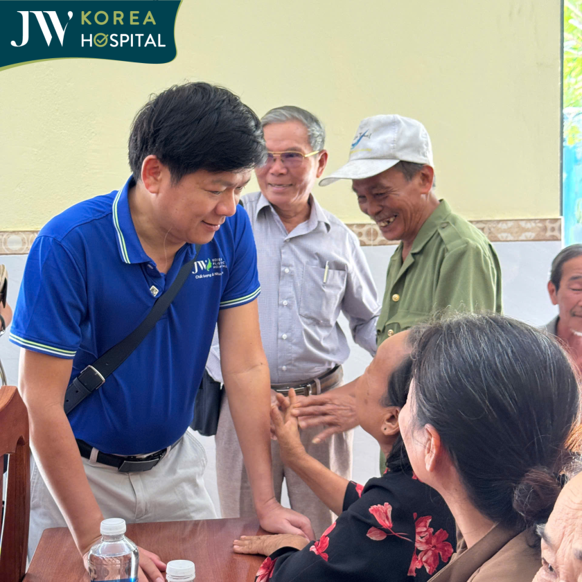 bác sĩ Tú Dung đã có mặt tại miền Trung để cứu trợ bà con sau bão