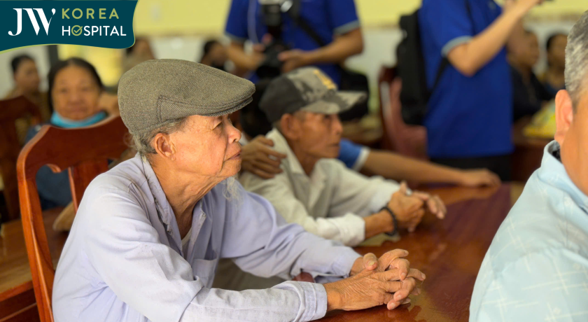 Hình ảnh người dân miền Trung đang tại điểm tập kết để nhận quà hỗ trợ từ Bệnh viện JW