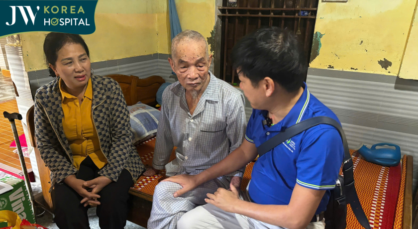 Bác sĩ Tú Dung đích thân đến hỏi thăm từng nhà có hoàn cảnh khó khăn sau bão số 13