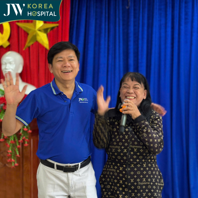 bác sĩ Tú Dung giao lưu cùng bà con miền Trung