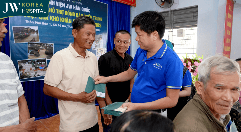 bác sĩ tú dung trao tận tay những phần trợ cấp cho bà con