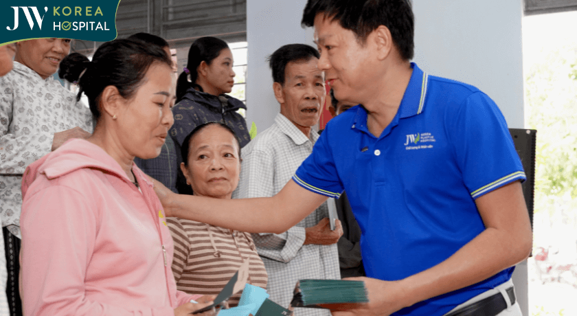 bà con xúc động khi nhận được trợ cấp