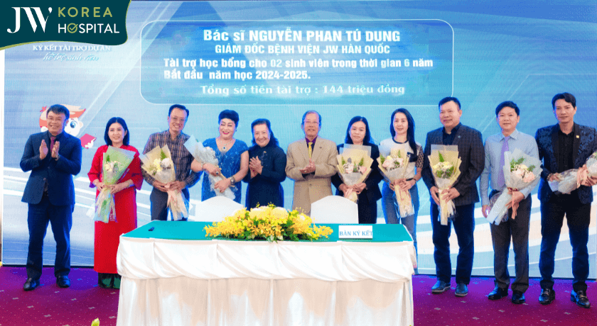 bác sĩ tú dung nhận hoa tri ân