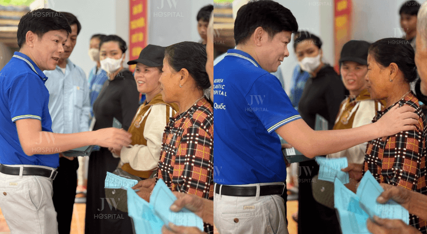 bác sĩ tú dung thăm hỏi từng người dân đến nhận cứu trợ