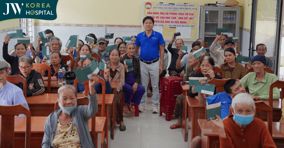 bác sĩ tú dung trao 86 phần quà cho bà con thôn Phước Thái