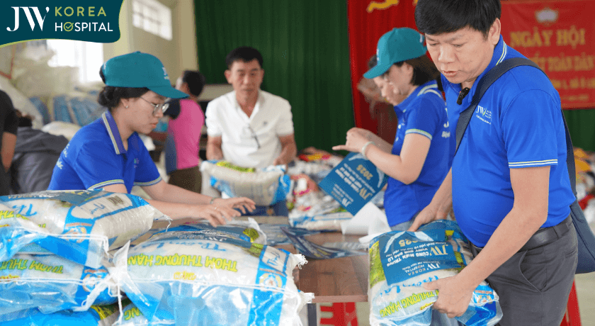 bác sĩ Tú Dung chuẩn bị để trao quà cho người dân