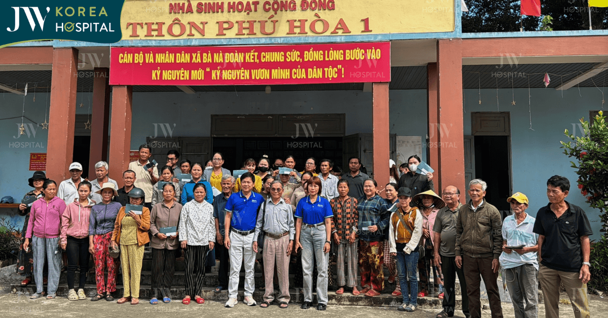 bác sĩ tú dung trao tận tay quà cho bà con đà nẵng