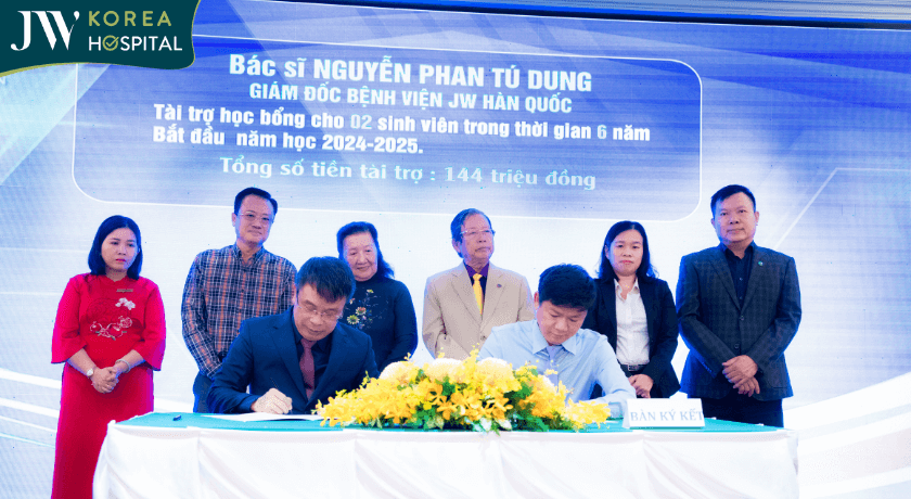 bác sĩ tú dung nhận ký kết buổi tài trọ học bổng sinh vien Y khoa