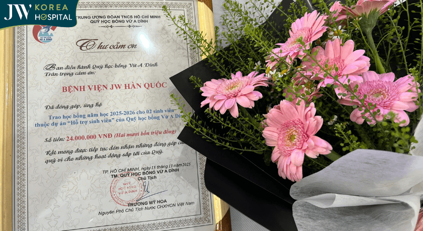 bằng khen và hoa sau buổi lễ trao học bổng cho sinh viên