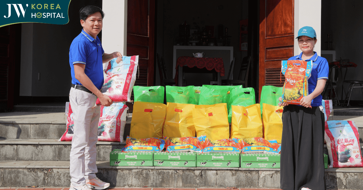 Bệnh viện JW hỗ trợ khẩn cấp 600 hộ dân Đà Nẵng vượt qua bão số 12 và lũ chồng lũ