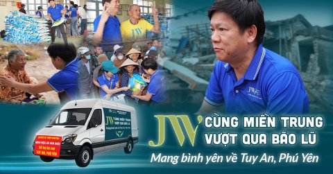 Bệnh viện JW trao 3.200 phần quà và 30 tấn gạo hỗ trợ bà con miền Trung sau bão lũ