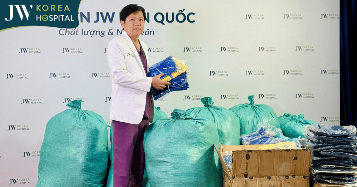 Bệnh Viện JW Trao Yêu Thương Đến Phú Yên: Hàng trăm Quần Áo Gửi Đến Bà Con Vượt Khó Sau Lũ