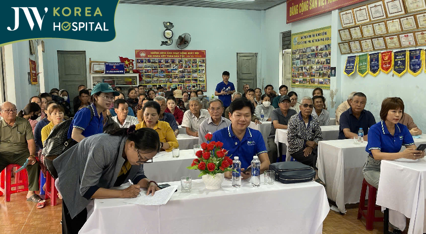 Bác sĩ Tú Dung có mặt tại thôn Phước Hòa 1 để trao quà hỗ trợ cho bà con 