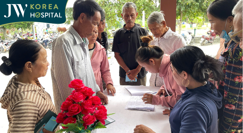 Bà con thôn Phước Hòa 1 đang có mặt tại nhà văn hóa để nhận phần quà hỗ trợ từ Bệnh viện JW 