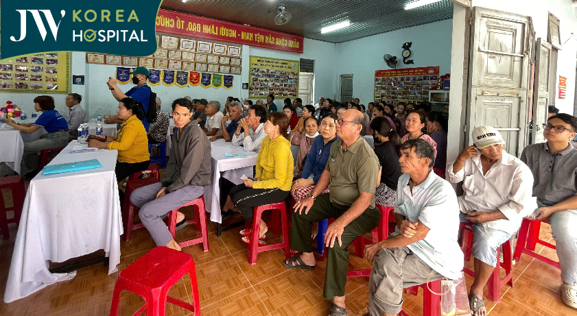 Bà con miền Trung tập trung tại nhà văn hóa để nhận hàng trăm phần quà từ Bệnh viện JW 