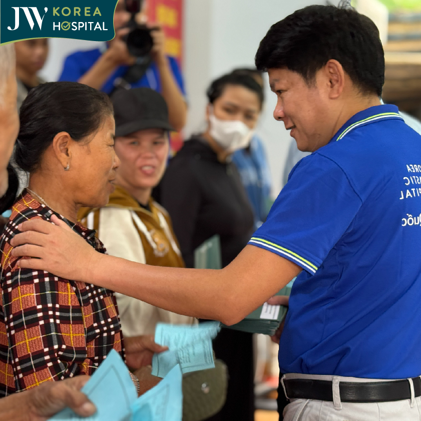 Bác sĩ Tú Dung trao tận tay những phần quà hỗ trợ cho bà con sau bão