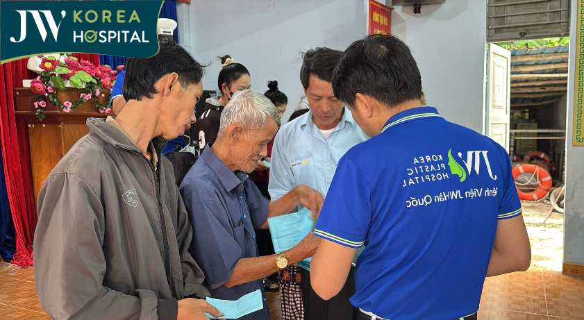 Bác sĩ Tú Dung trao quà cho người dân 