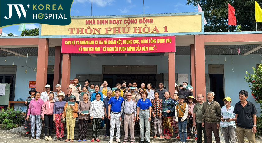 bác sĩ tú dung trao tận tay 116 phần quà cho bà con thôn Phú hòa 1