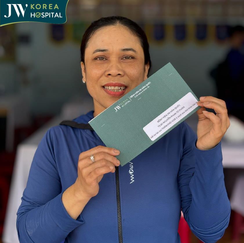 Bà con đã nhận trong tay quà hỗ trợ từ bệnh viện JW 