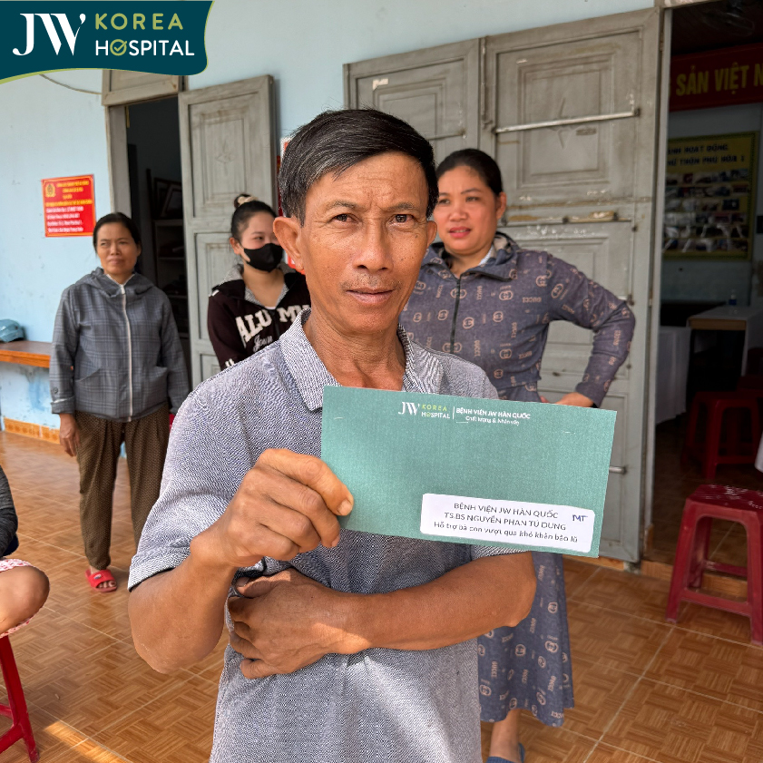 Bà con miền Trung nhận được phần quà từ Bệnh viện JW 