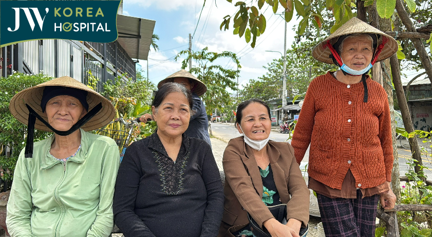 bà con Thôn Phú Hòa phấn khởi đợi nhận được cứu trợ