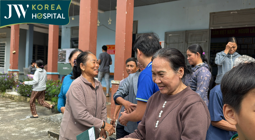 những cái bắt tay ấm lòng của người dân dành cho bác sĩ Tú Dung