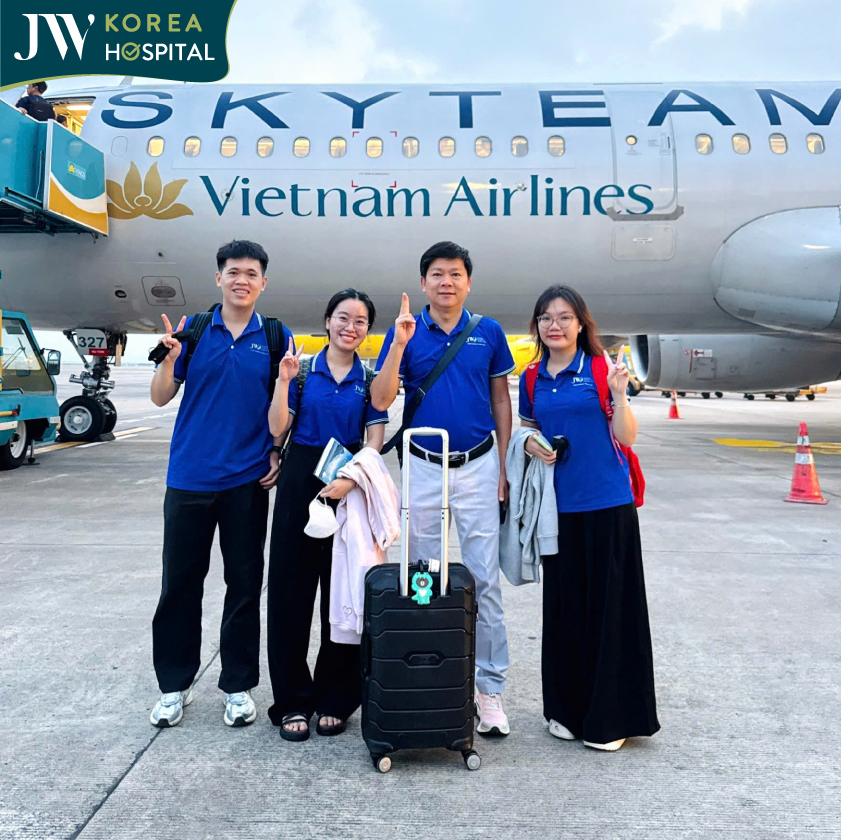 Bác sĩ Tú Dung cùng đoàn hỗ trợ JW check in tại sân bay Đà Nẵng