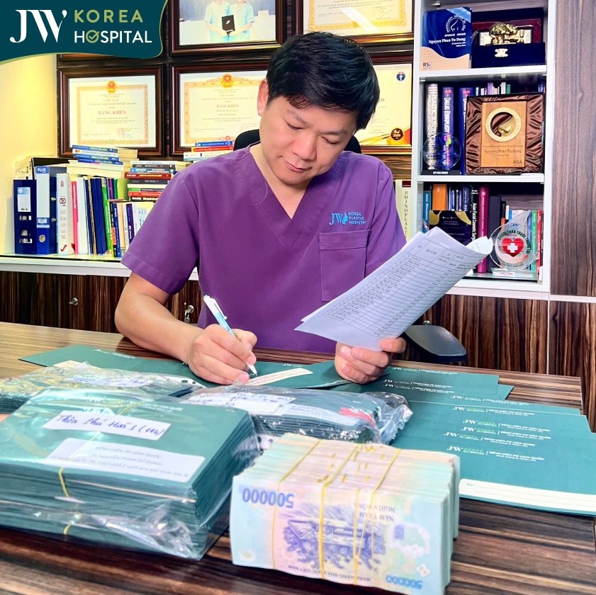 Bác sĩ Tú Dung đang chuẩn bị tiền hỗ trợ cho các gia đình gặp thiệt hại sau cơn bão số 13