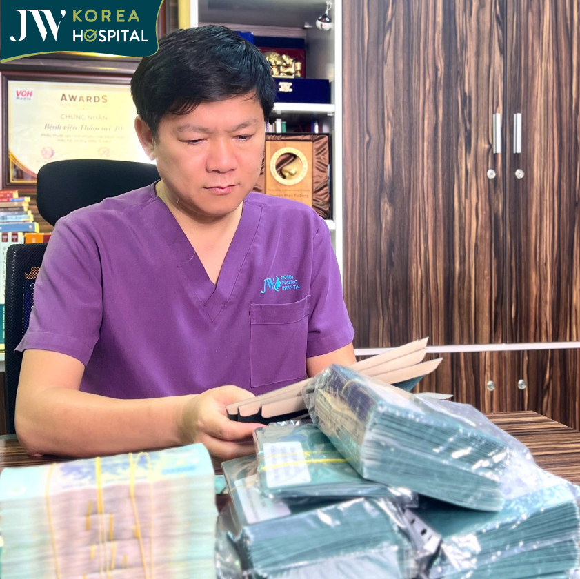 Bác sĩ Tú Dung tận tay chuẩn bị từng phong bì tiền hỗ trợ bà con vùng bão lũ tại miền Trung