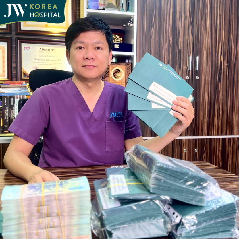 Bác sĩ Tú Dung cười hạnh phúc vì đã góp 1 phần giúp đỡ bà con miền Trung sau cơn bão số 13