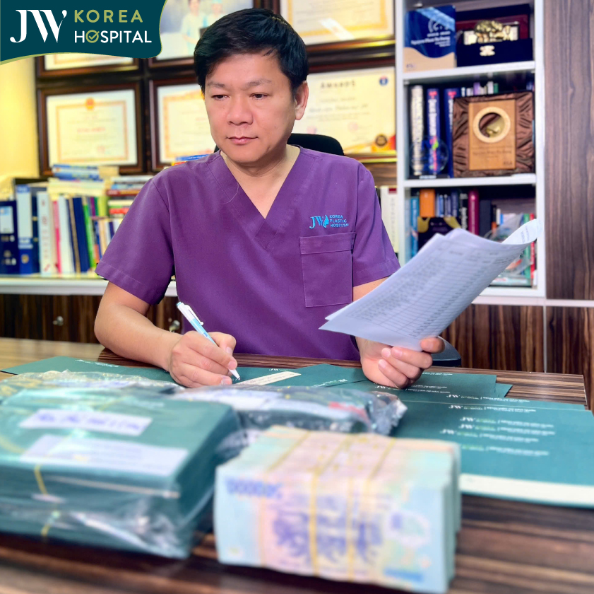 Bác sĩ Tú Dung chuẩn bị những phong bì hỗ trợ người dân miền Trung sau cơn bão