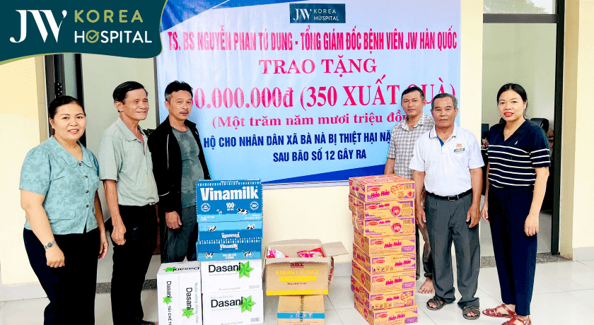 Tình người lan tỏa giữa biển nước.