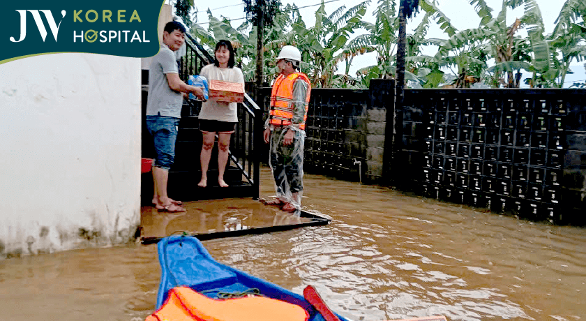 JW chung tay cùng miền Trung vượt lũ.