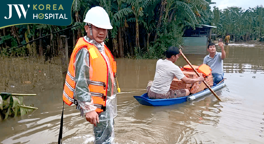Những phần quà nghĩa tình giữa tâm lũ.