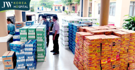 Trao yêu thương đến vùng lũ Bà Nà.