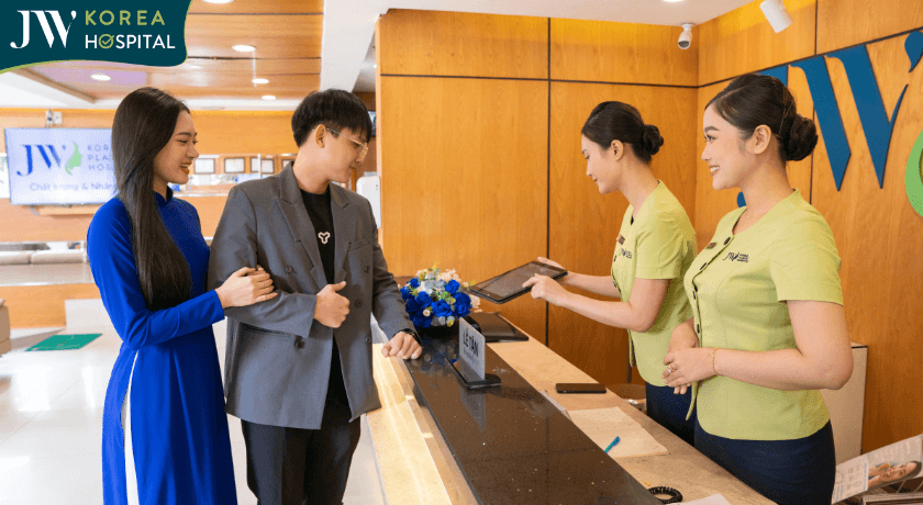 khách hàng đến tư vấn được hướng dẫn tận tình chu đáo