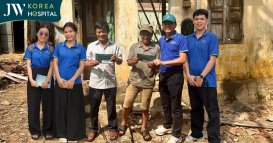 Bác sĩ Tú Dung cùng đoàn thiện nguyện JW hỗ trợ bà con bị thiệt hại nặng sau bão