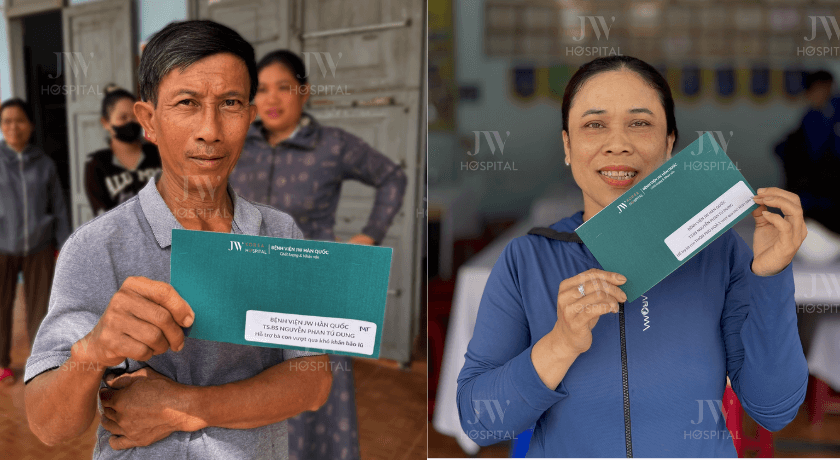 người dân thôn phú hòa 1 vui mừng nhận cứu trợ