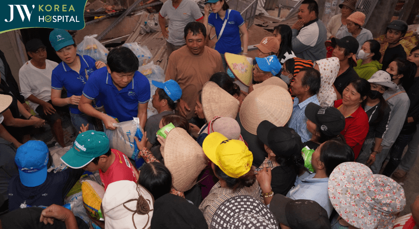 người dân vây quanh bác Dung để giành phần quà cứu trợ