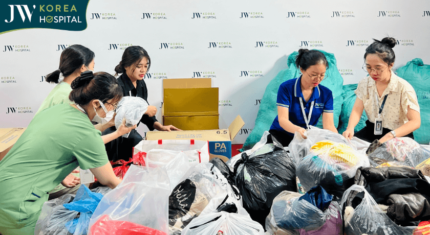 nhân viện JW chuẩn bị soạn quần áo cho bà con Phú Yên