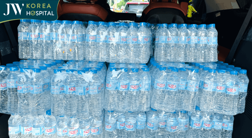 Những chai nước suối sạch được vận chuyển từ Cần Thơ đến Bệnh viện JW để hỗ trợ cho Phú Yên