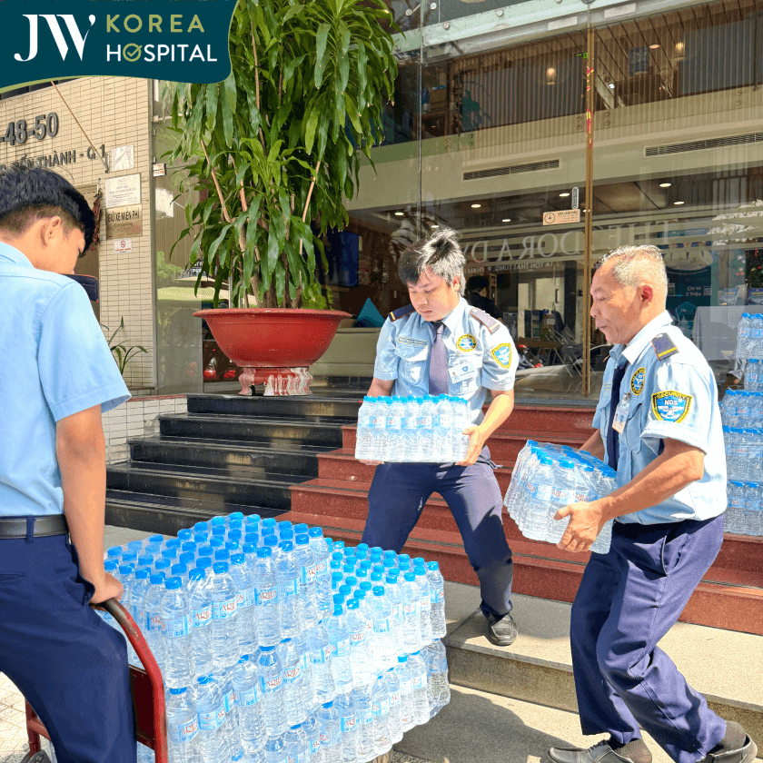 Hàng trăm chai nước suối tinh khiết được nhân viên Bệnh viện JW chuẩn bị để vận chuyển đến Miền Trung hỗ trợ bà con có nước sạch sau lũ