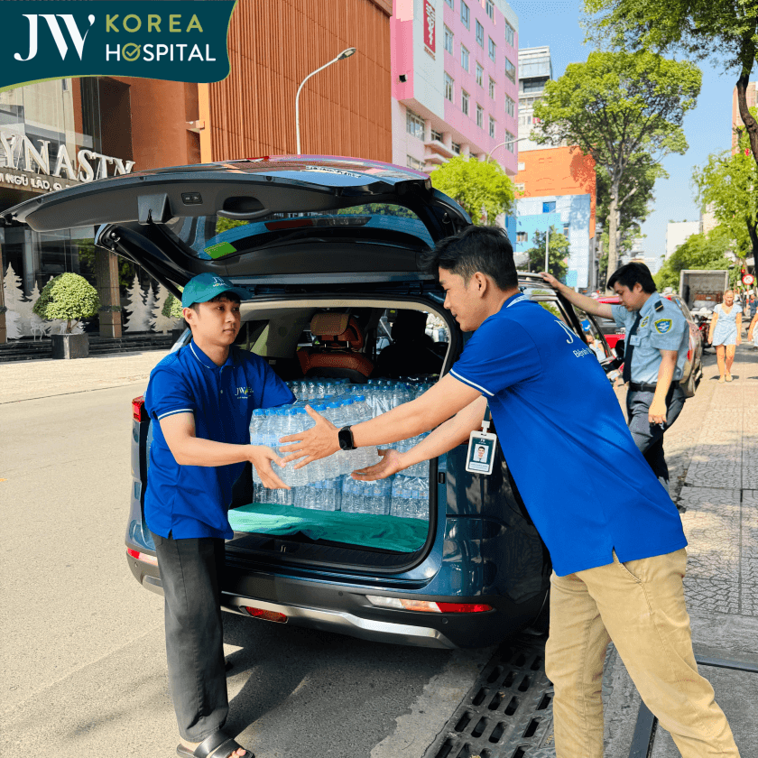 Nhân viên JW hoạt động hết công suất chuẩn bị những phần quà nhu yếu phẩm gửi đến miền Trung hỗ trợ bà con sau lũ