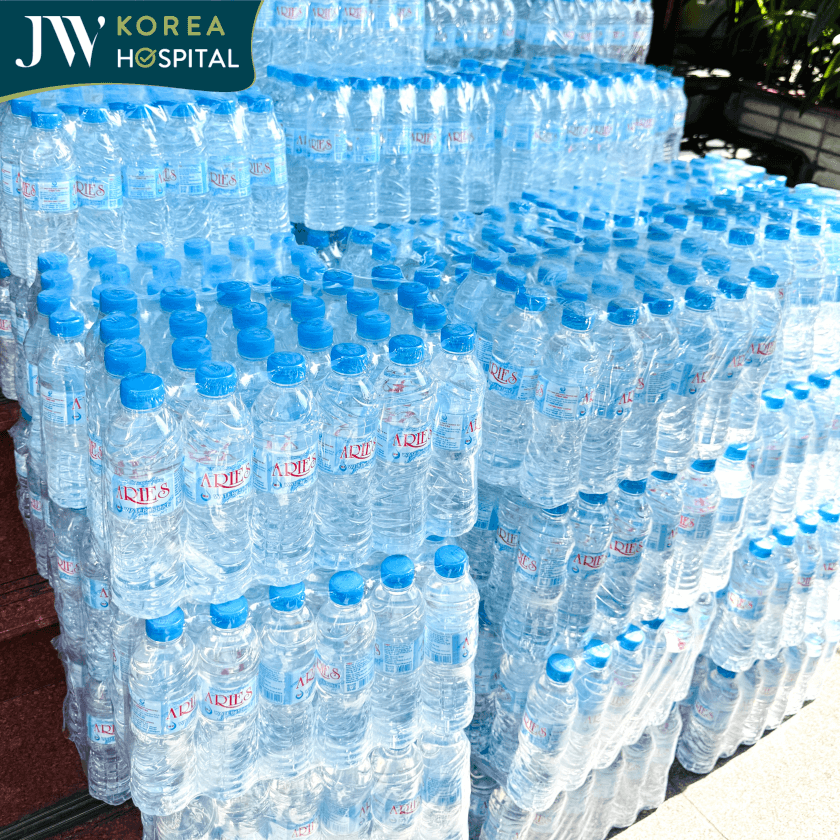 Hàng trăm chai nước suối được gửi đến miền Trung cho bà con vượt qua khó khăn sau lũ