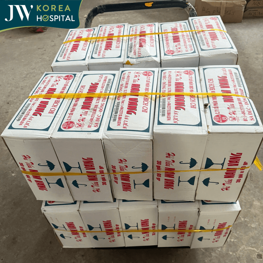 Hàng trăm thùng lương thực được đóng gói và gửi đến miền Trung sau lũ