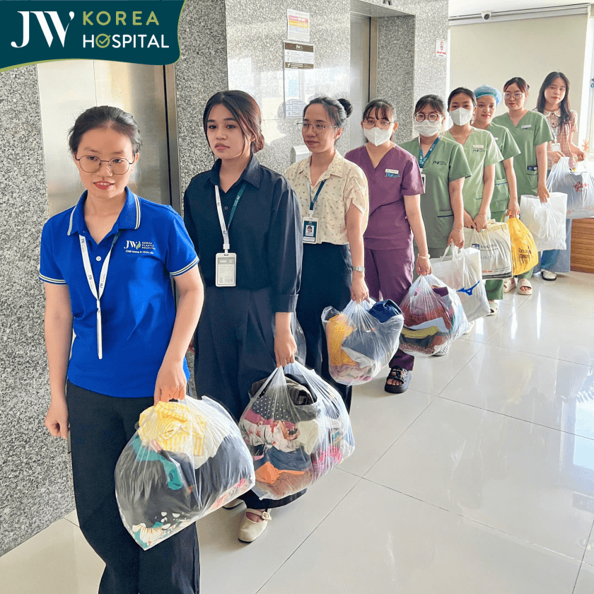 Nhân viên JW đồng lòng chung tay quyên góp quần áo cho bà con Phú Yên sau lũ