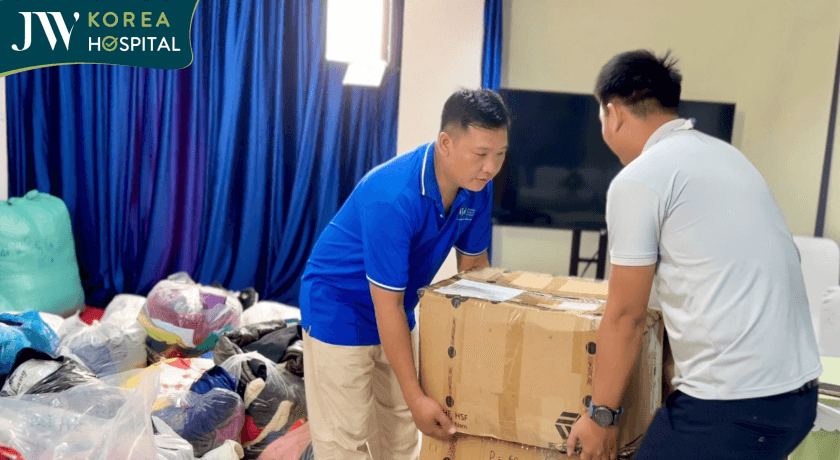 Nhân viên Bệnh viện JW tất bật chuẩn bị những thùng quần áo để hỗ trợ cho bà con miền Trung